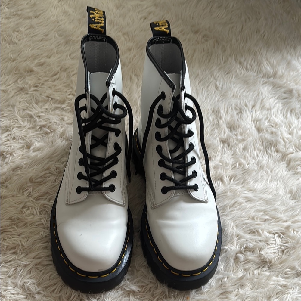 Dr. Martens White Boots ⭐️ ALMOST NEW⭐️